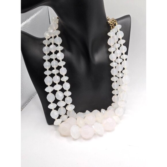 Stunning Vintage Lucite Faceted Graduated Triple Strand Necklace in shiny White - Picture 4 of 5